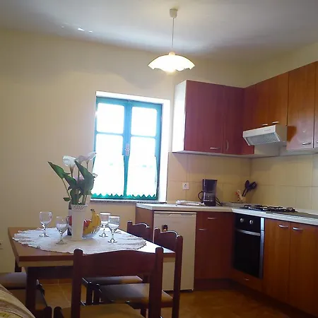 Milutinov Dvor Apartment Vrsi