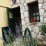 Milutinov Dvor Vrsi